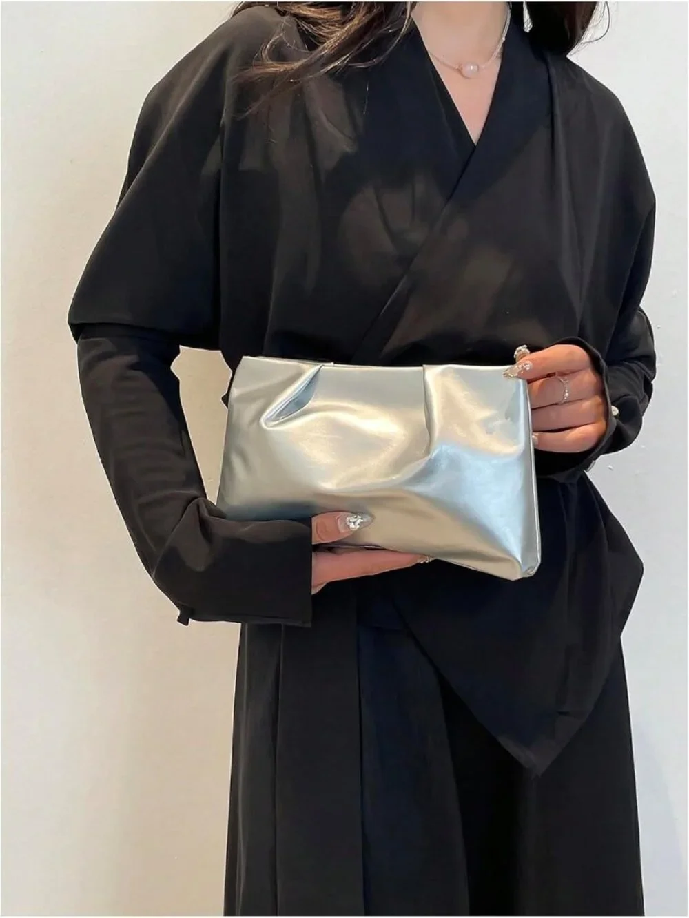 👜Women's Silver PU Leather Clutch Purses Small Zipper Elegant Ruched Handbag